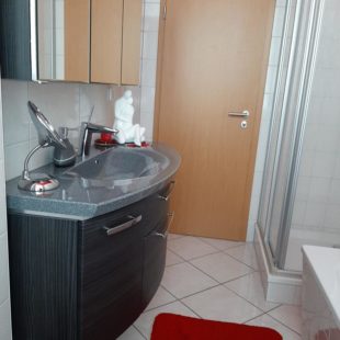 Bad mit Dusche, zum Abstreifen des Alltags